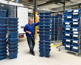 Les caisses bleues de Galexis sont chargées dans la camionnette de livraison