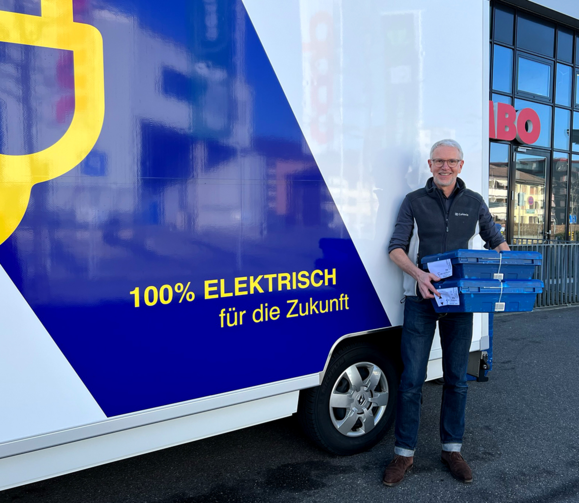 Joachim Schuppe vor "seinem" Elektrofahrzeug