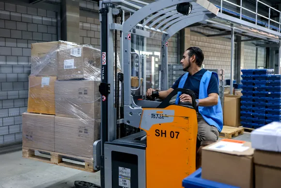 Zur effizienten Bearbeitung wird die retournierte Ware zunächst nach Produkttyp sortiert. 