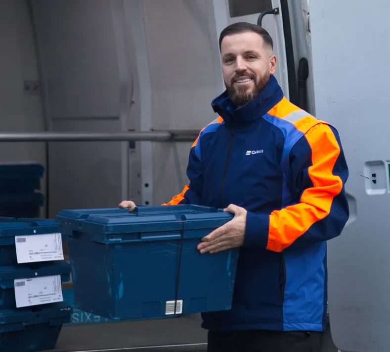 Chauffeur mit Kisten