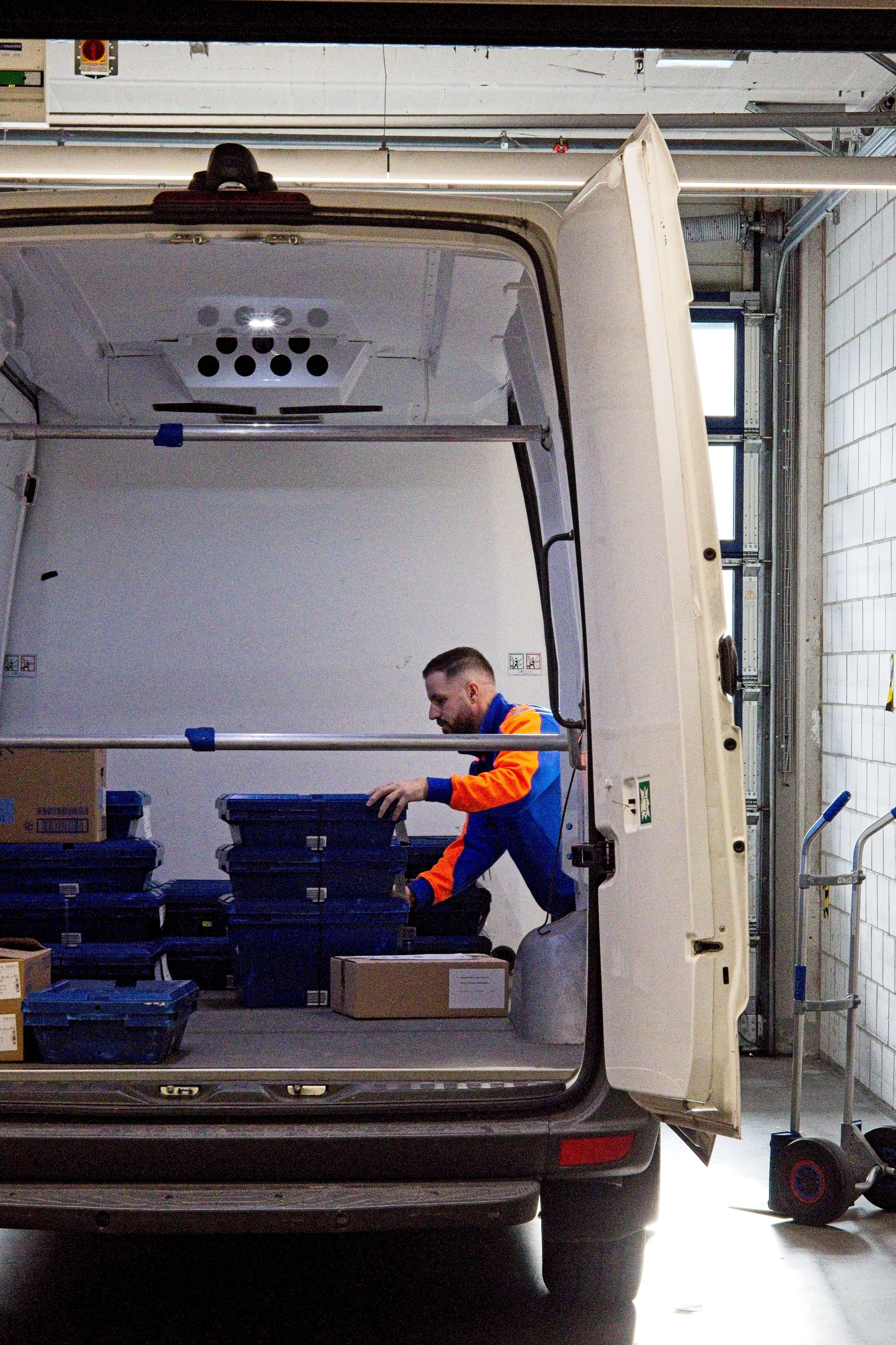 chauffeur mit kisten