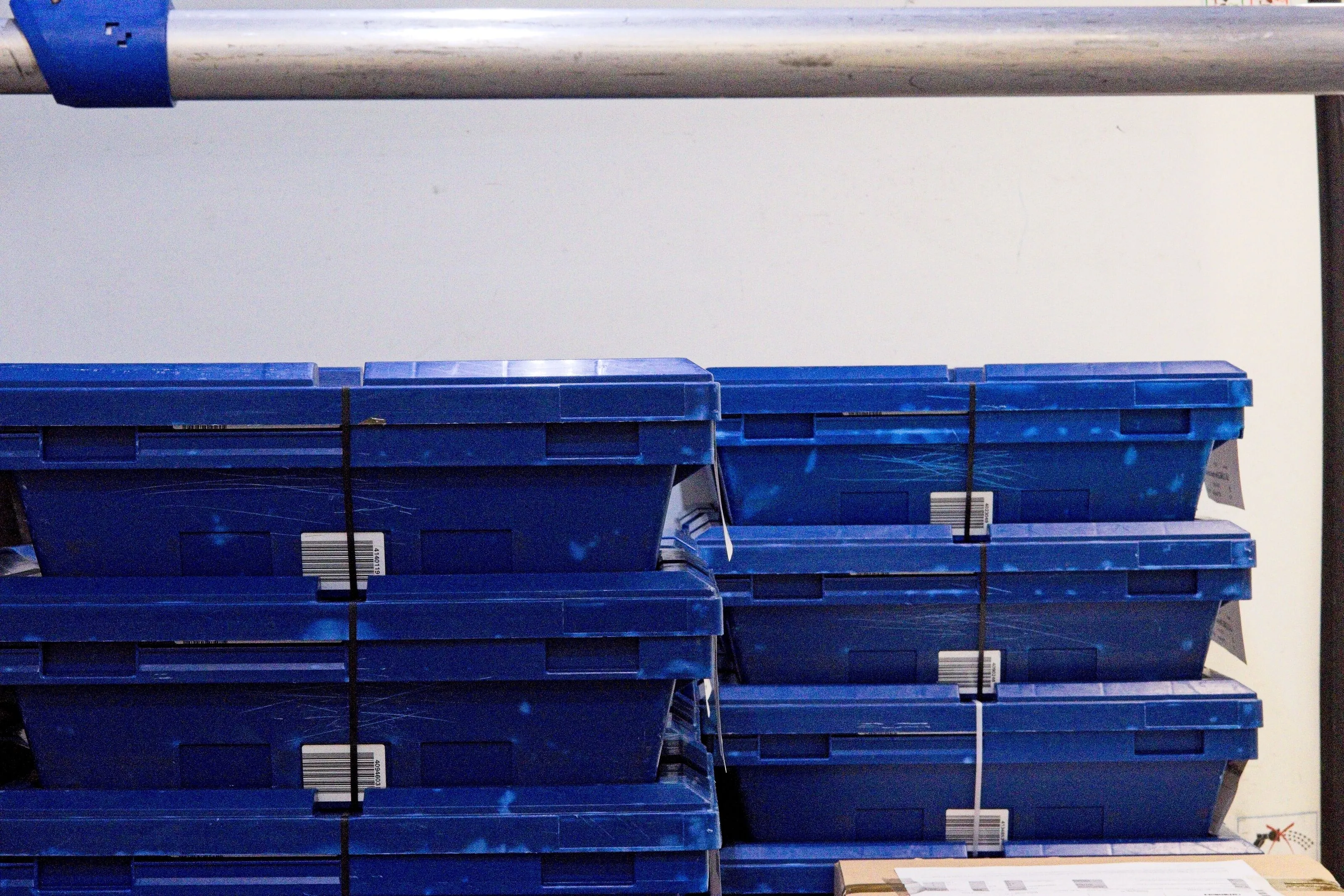 Die Kisten werden sorgfältig verladen.