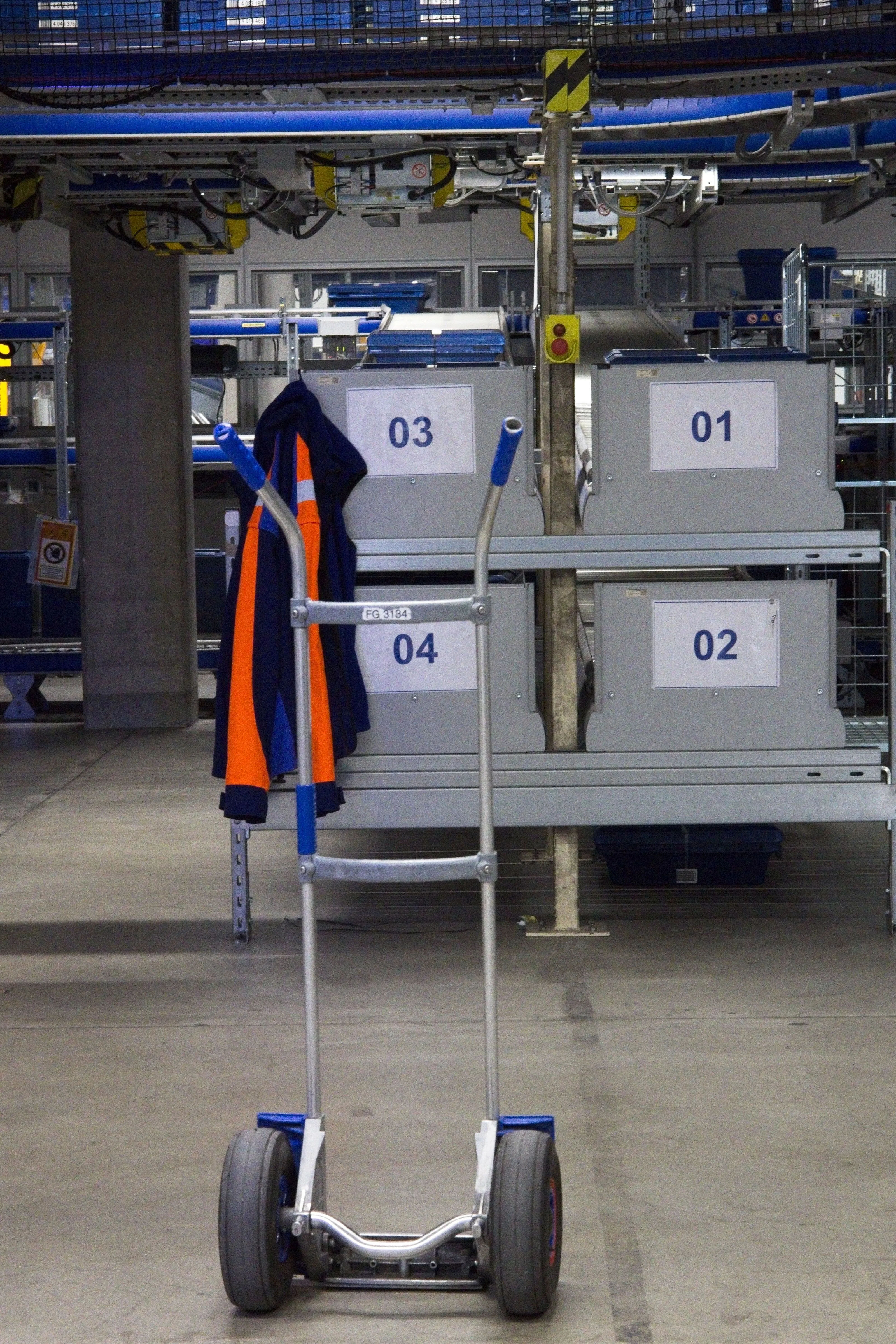 Als wir zurückkommen, sind viele Kisten bereits verladen. 