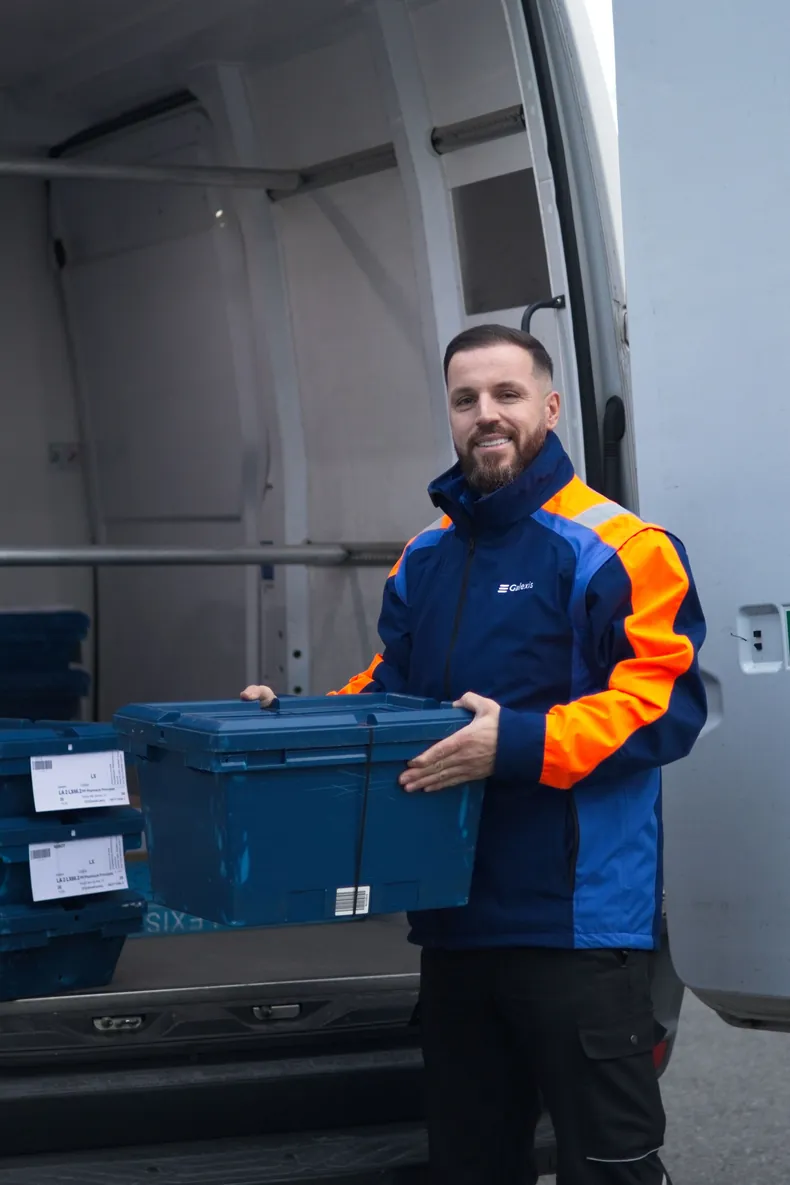 Chauffeur mit Kisten