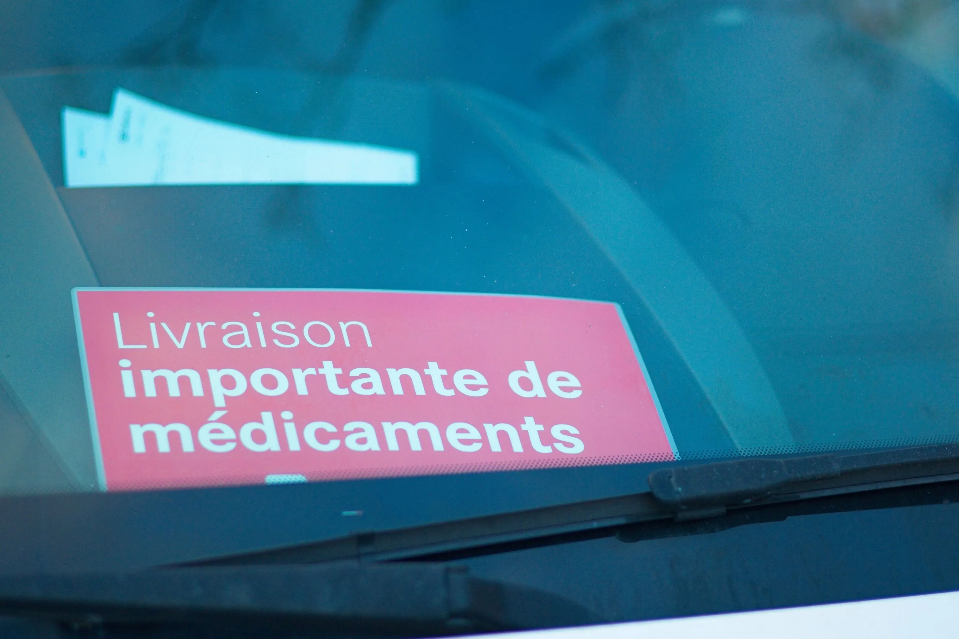 "Wichtige Medikamentenlieferung". Nicht immer sind gute Parkplätze verfügbar, da hilft die Information hinter der Windschutzscheibe.