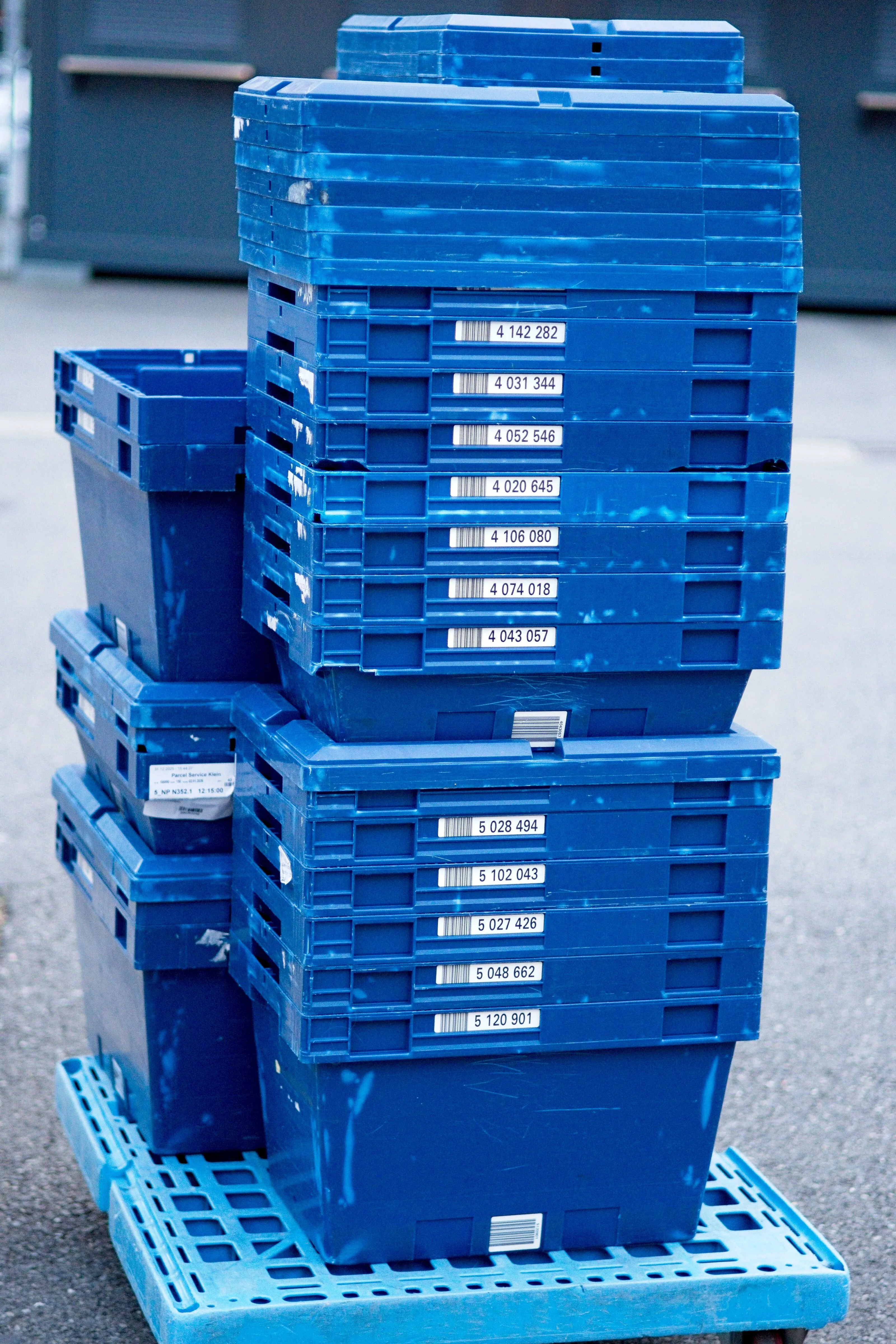 Alban nimmt mehr Kisten zurück, als er abgeliefert hat, ...