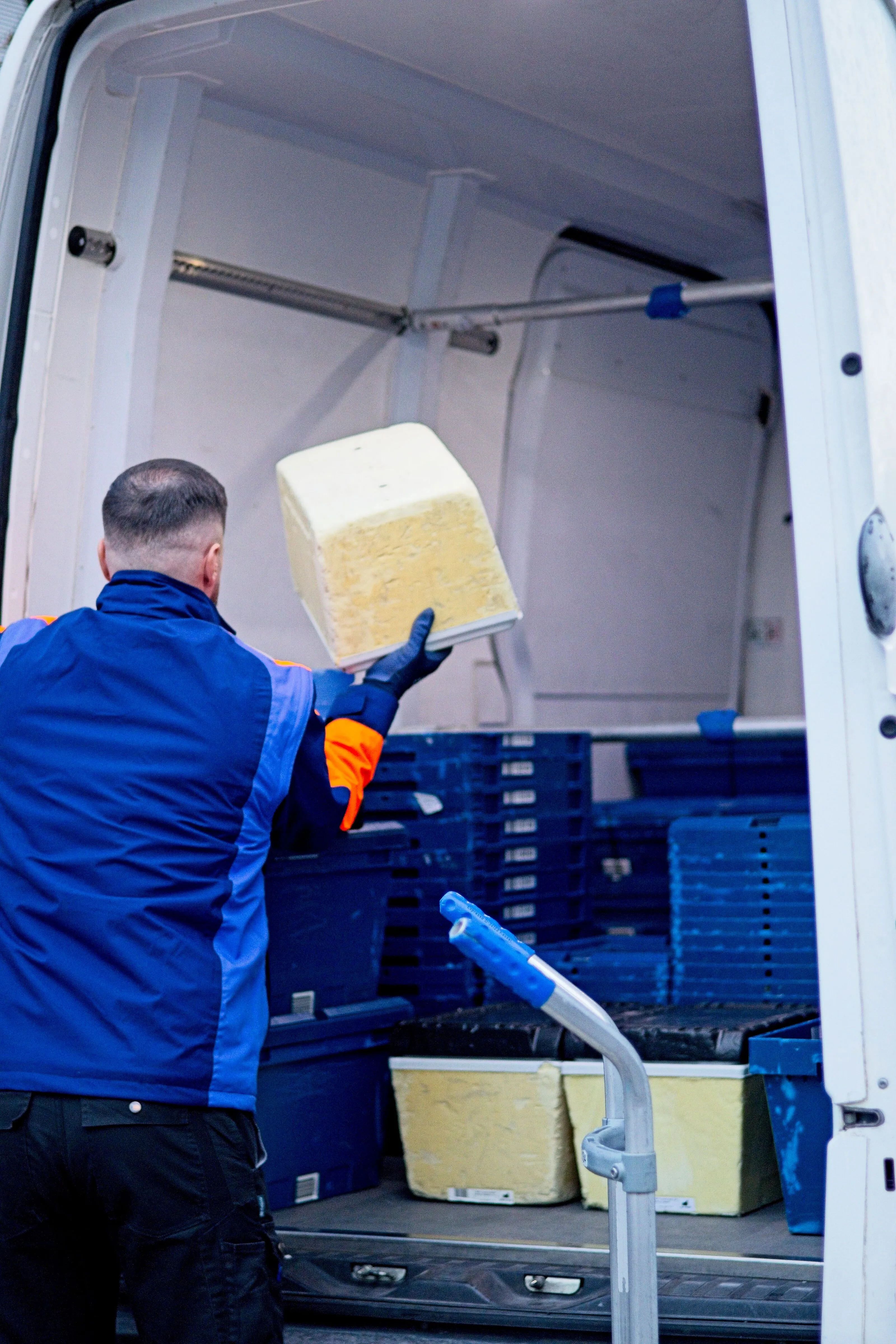 ... darunter auch viele Kühlboxen, die separat ausgepackt werden müssen.