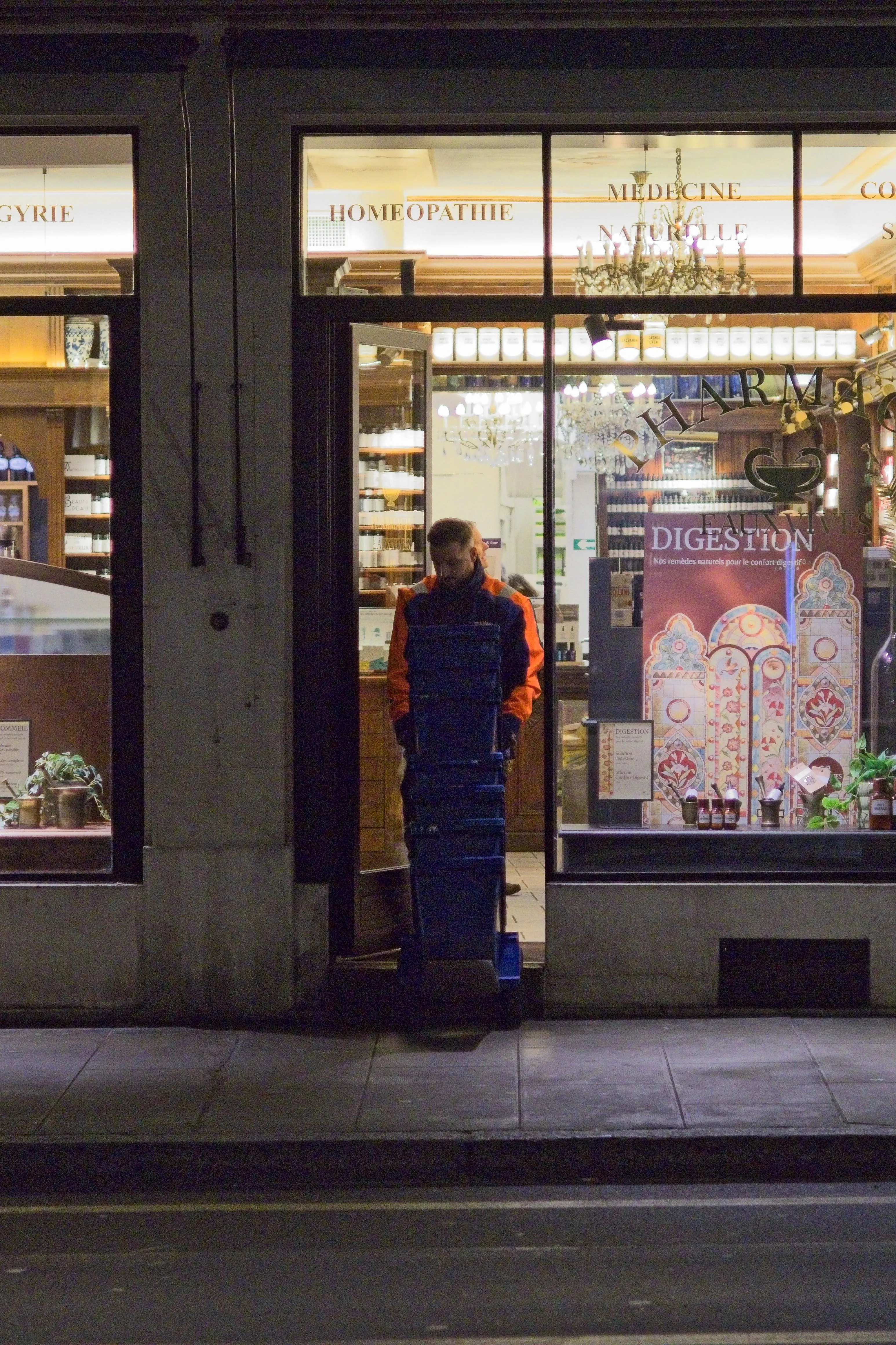 Dank der Arbeitsbekleidung ist Alban auch im Dunkeln gut zu sehen.