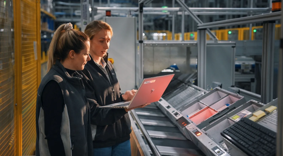 Betrieb Frauen am Laptop